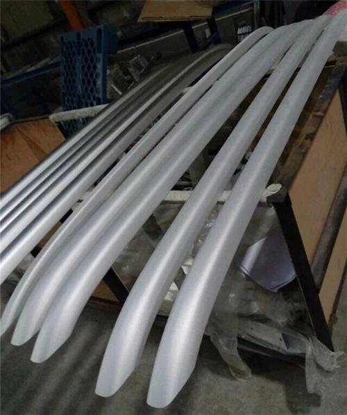 鋁合金噴砂機(jī)與不銹鋼制品表面處理設(shè)備的應(yīng)用與選擇